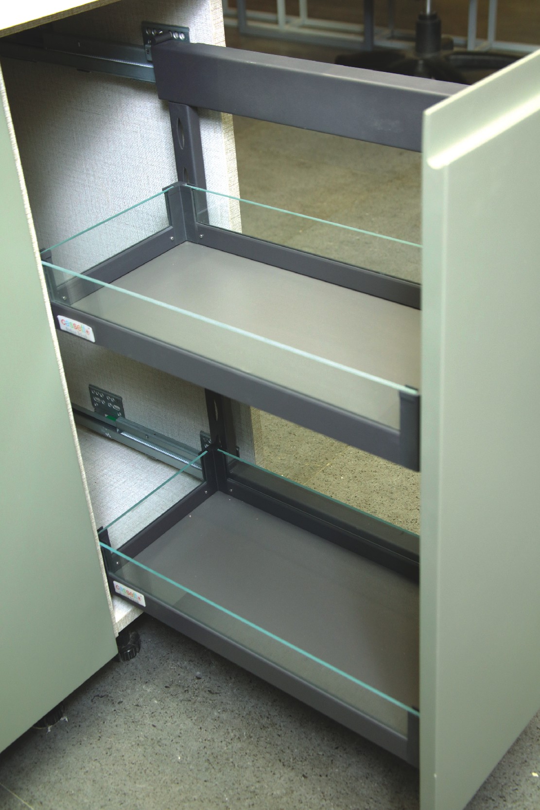 Glass Pull Out